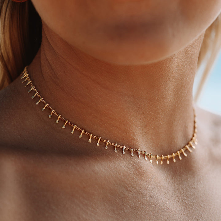 Goldener, filigraner Choker-Halsreif für Damen, eleganter Schmuck, modisches Accessoire.