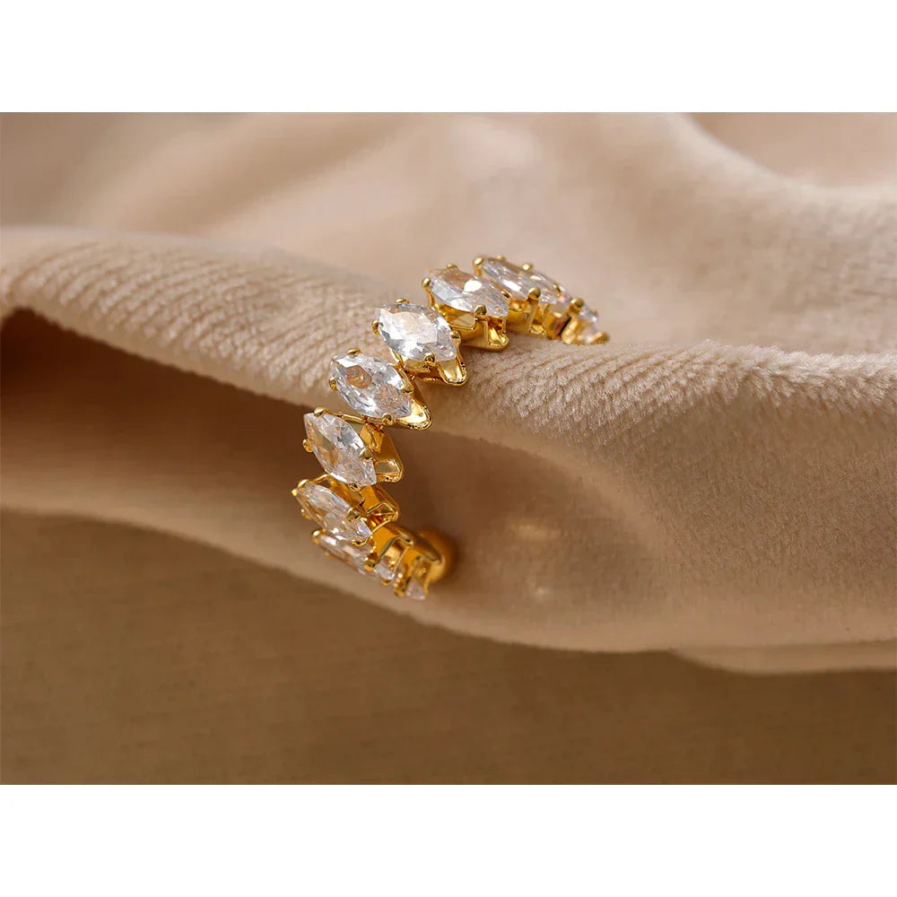 Goldener Ring mit klaren Zirkonia-Steinen, elegantes Schmuckdesign, luxuriöses Accessoire.