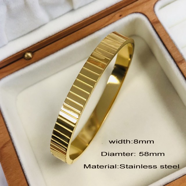Goldenes Edelstahlarmband, 8mm breit, 58mm Durchmesser, wasserdicht, luxuriöses Design.