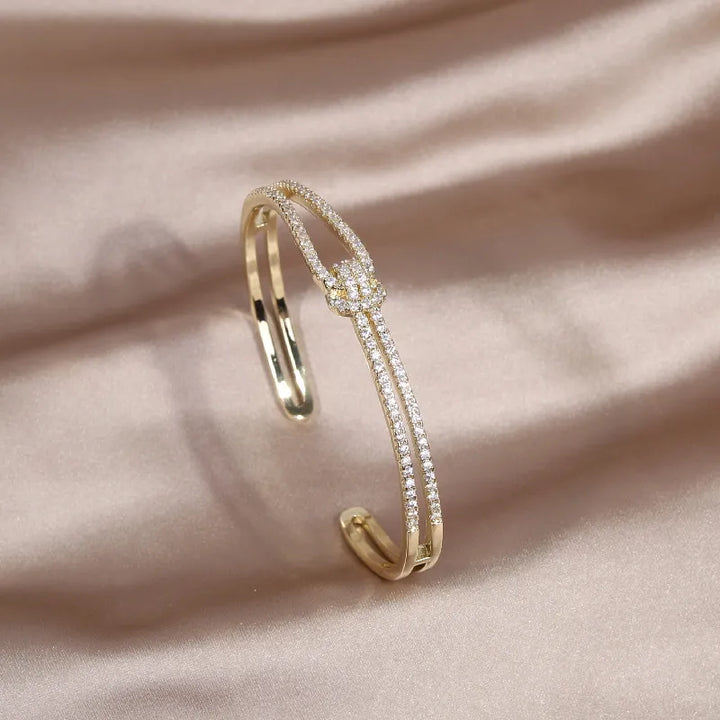 Goldenes Armreif mit Diamanten, elegantes Schmuckdesign, luxuriöses Accessoire für Damen.
