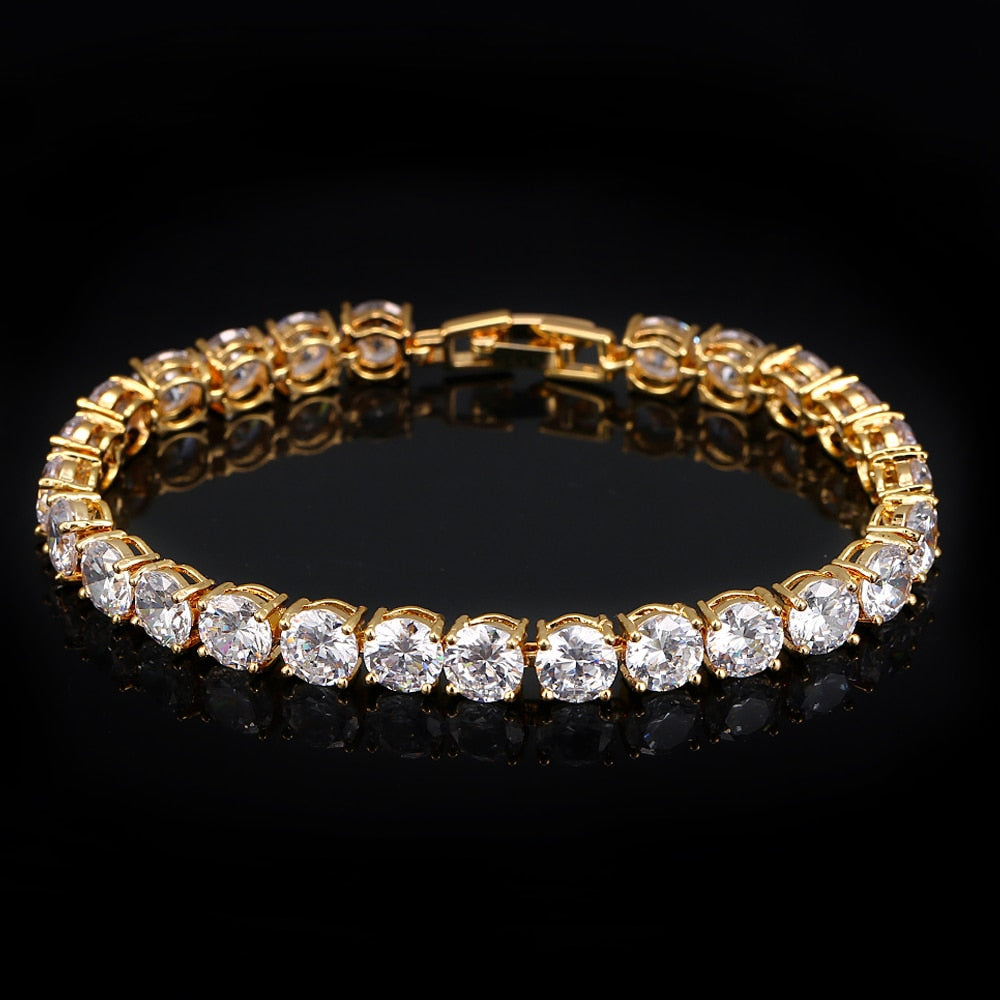 Goldenes Tennisarmband mit runden Zirkonia-Steinen, luxuriöses Schmuckstück, elegantes Design.