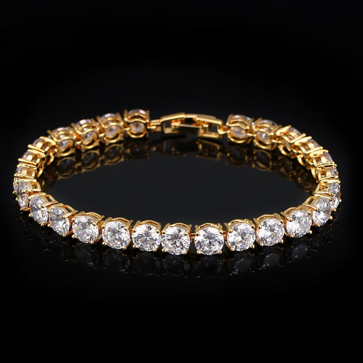 Goldenes Tennisarmband mit runden Zirkonia-Steinen, luxuriöses Schmuckstück, elegantes Design.