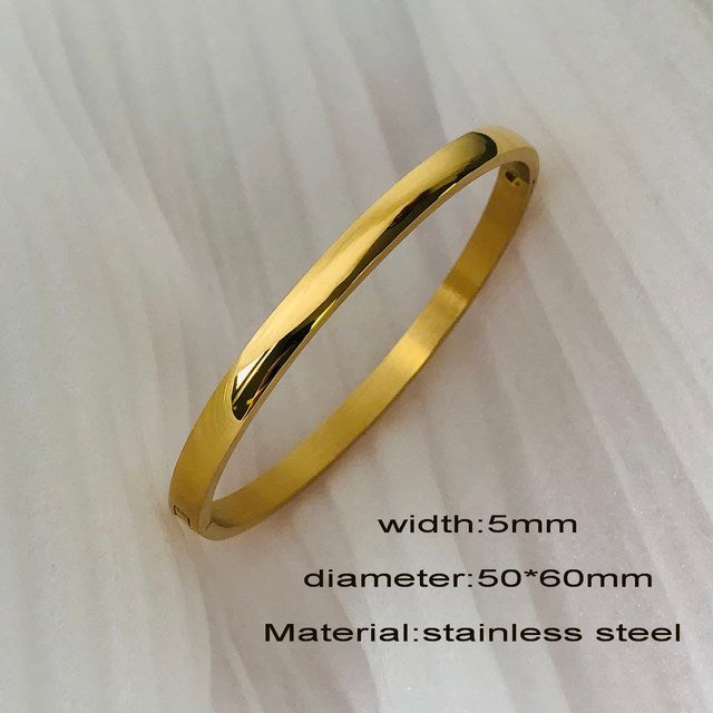 Goldenes Edelstahl-Armband, 5mm breit, 50x60mm Durchmesser, wasserdicht, Luxus-Design.
