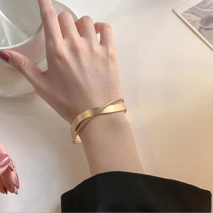 Goldenes Armreif-Set, minimalistisches Design, eleganter Schmuck für Damen, modisch und stilvoll.