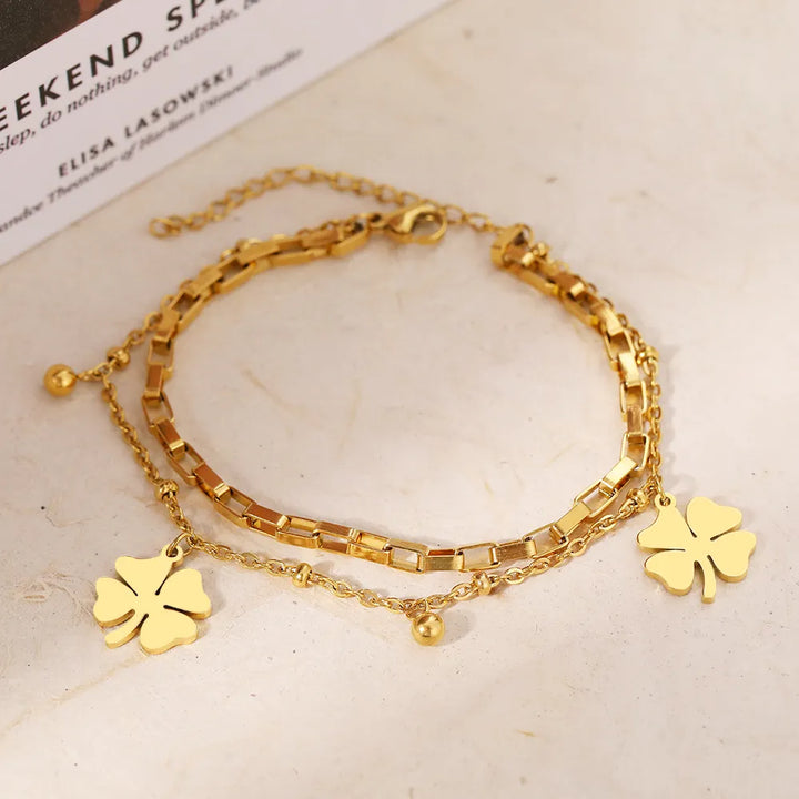 Goldenes Armband mit Kleeblatt-Anhänger, modisches Schmuckstück, Damenaccessoire, Geschenkidee.