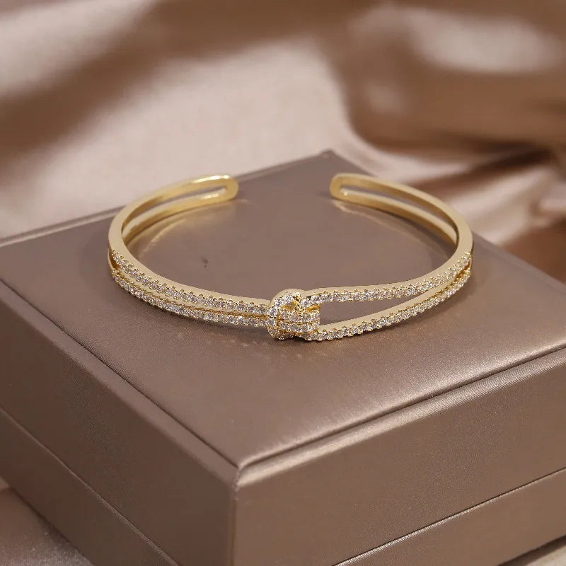 Goldenes Armband mit Strasssteinen, elegantes Design, Schmuck für Damen, Geschenkidee.