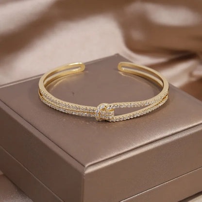 Goldenes Armband mit Strasssteinen, elegantes Design, Schmuck für Damen, Geschenkidee.
