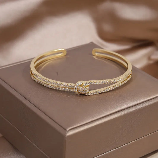 Goldenes Armband mit Strasssteinen, elegantes Design, Schmuck für Damen, Geschenkidee.