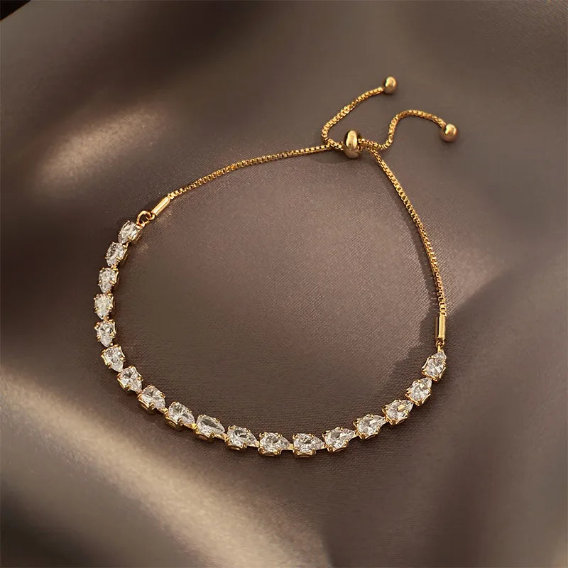 Goldenes Armband mit tropfenförmigen Kristallen, verstellbar, eleganter Schmuck für Damen.