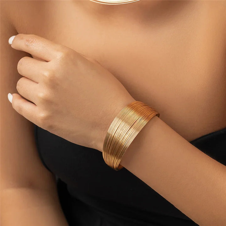Goldenes Armreif Damen, elegantes Design, Schmuck Accessoire, modisch, hochwertig, stilvoll.