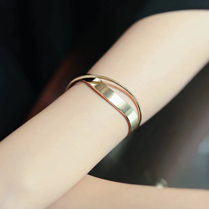 Goldenes Armreif-Set, minimalistisches Design, eleganter Schmuck für Damen, modisch und stilvoll.