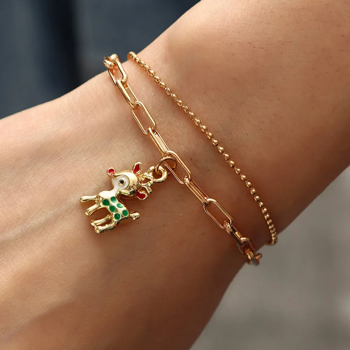 Goldenes Armband mit Rentier-Anhänger, filigranes Design, Damen-Schmuck, modisch, elegant.