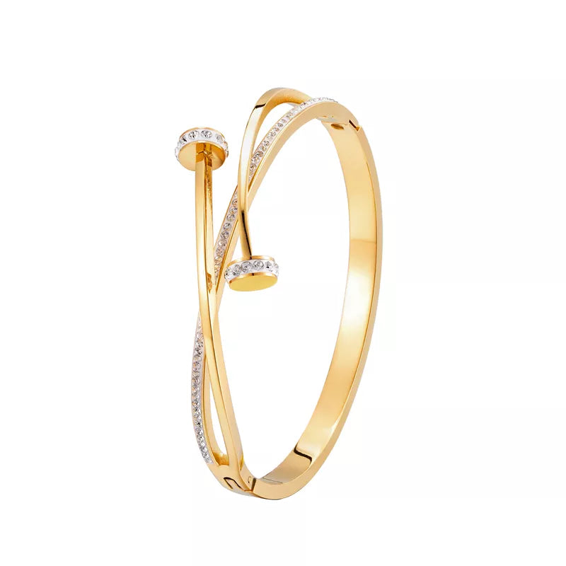 Goldener Armreif mit Kristallen, elegantes Design, Schmuck für Damen, modisches Accessoire.