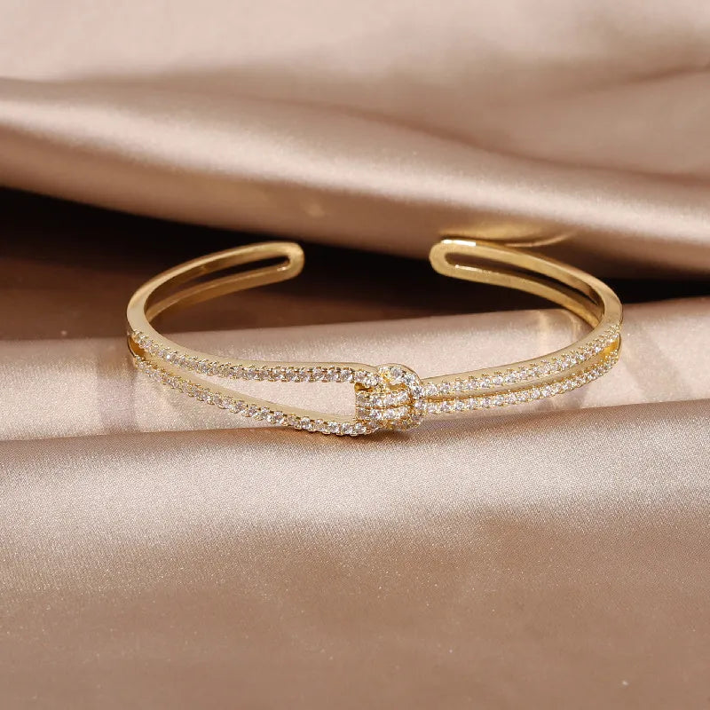 Goldenes Armband mit Strasssteinen, elegantes Design, Schmuck für Damen, luxuriöses Accessoire.
