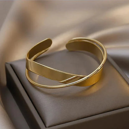 Goldenes Armreif-Design, elegant, minimalistisch, Schmuck, Damen, Accessoire, Geschenkidee.