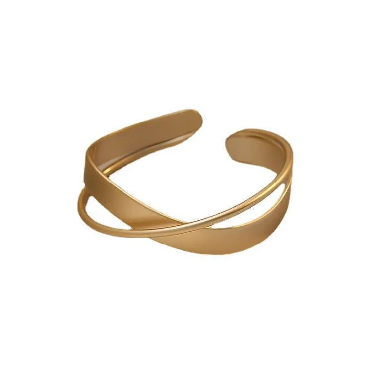 Goldenes Armreif-Design, minimalistischer Schmuck, elegantes Accessoire für Damen.