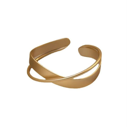 Goldenes Armreif-Design, minimalistischer Schmuck, elegantes Accessoire für Damen.