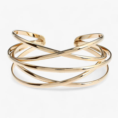 Goldenes Armreif-Design, überkreuzte Streifen, eleganter Schmuck, modisches Accessoire.