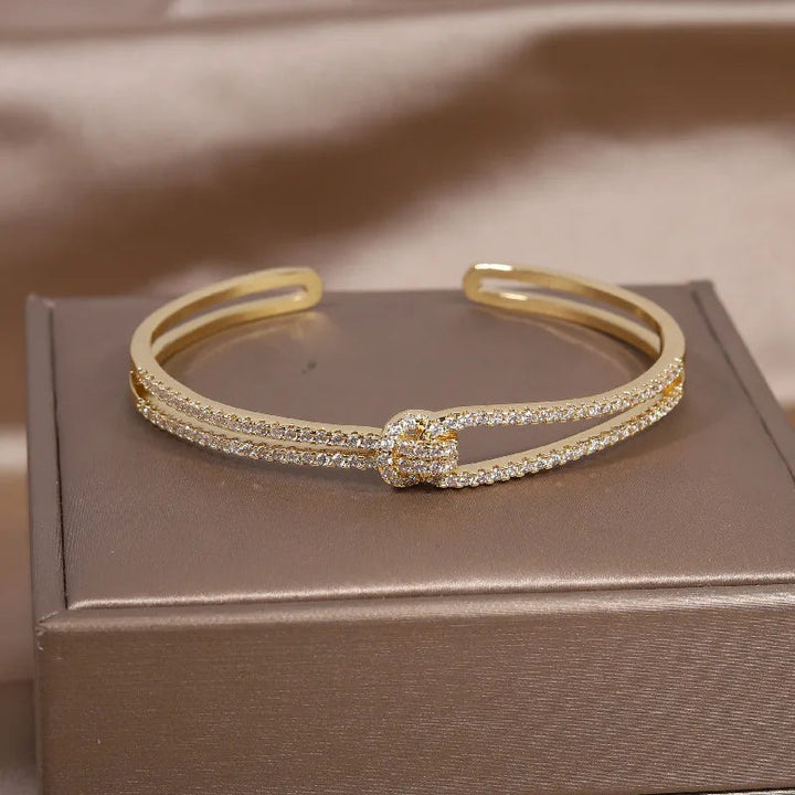 Goldenes Armreif mit Strasssteinen, elegantes Schmuckstück, Geschenkidee für Frauen.