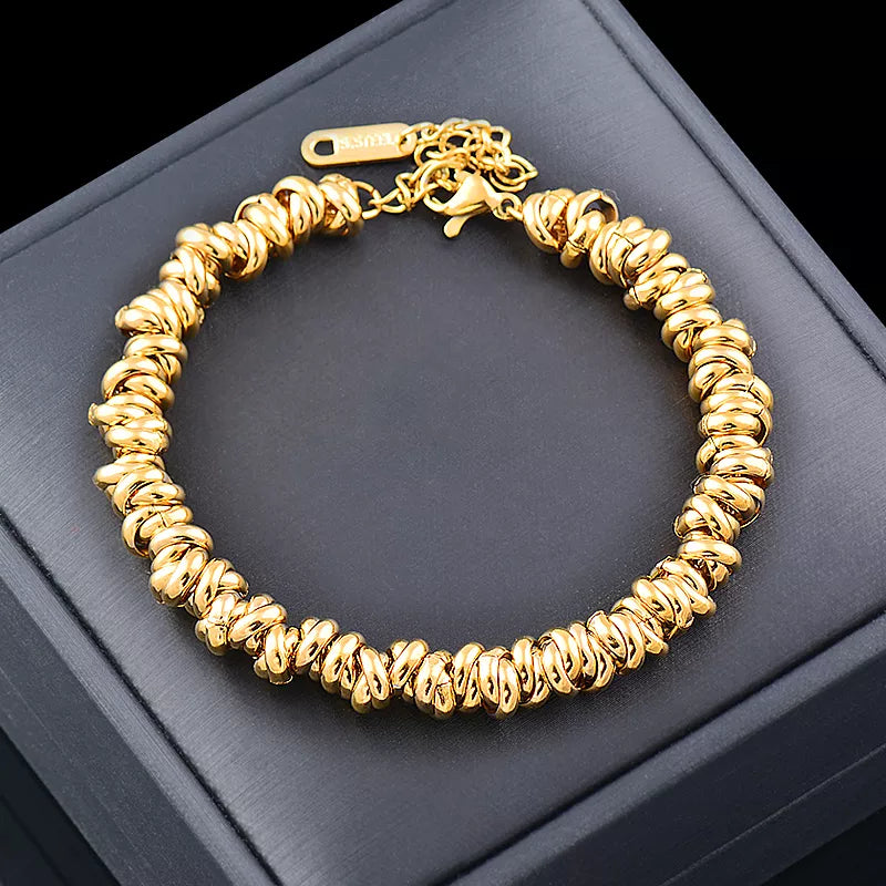 Goldenes Armband aus Edelstahl, gedrehtes Design, luxuriös, Schmuck für Damen, Geschenkidee.