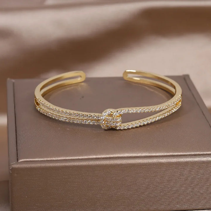Goldenes Armband mit Strasssteinen, elegantes Design, Schmuck für Damen, Geschenkidee.