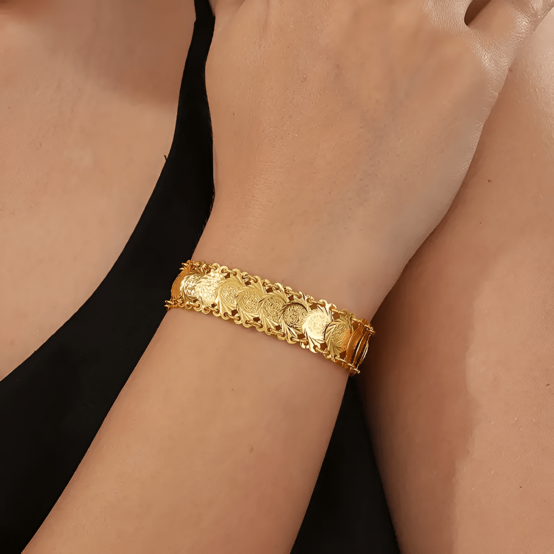 Goldenes Armband mit Münzdesign, Damenmode, eleganter Schmuck, luxuriöses Accessoire.