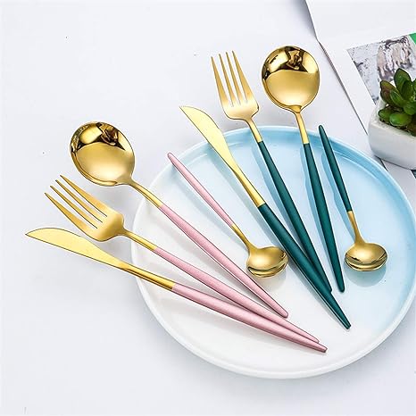 Goldenes Besteckset mit rosa und grünen Griffen, Edelstahl, modern, stilvoll, Essbesteck.