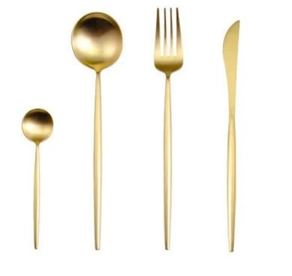 Goldenes Besteckset aus Edelstahl, bestehend aus Löffel, Gabel, Messer, Teelöffel.