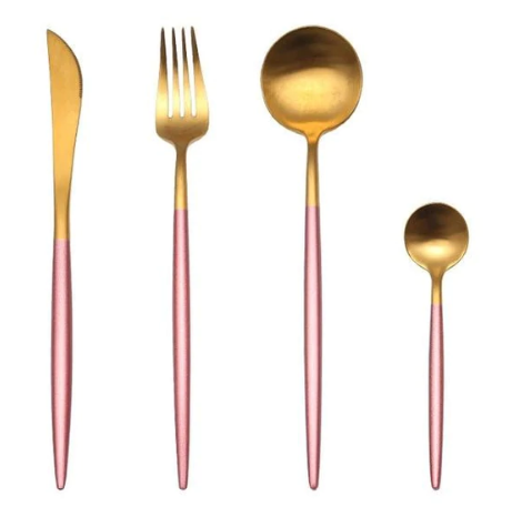 Goldenes Besteckset mit rosa Griffen, bestehend aus Messer, Gabel, Löffel und Teelöffel.