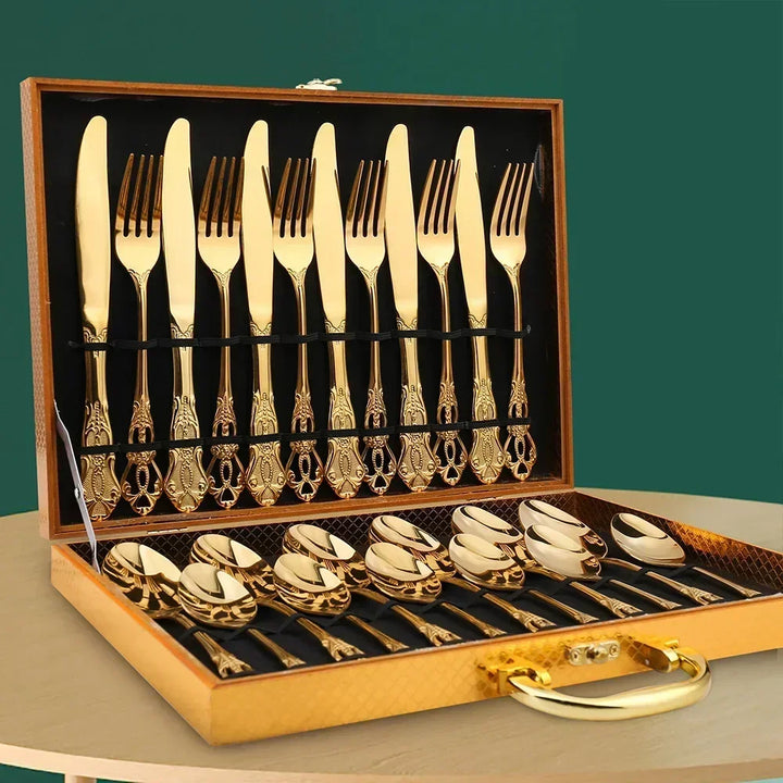 Luxuriöses goldfarbenes Besteckset in Holzkiste, 24-teilig, ideal für elegante Dinnerpartys.