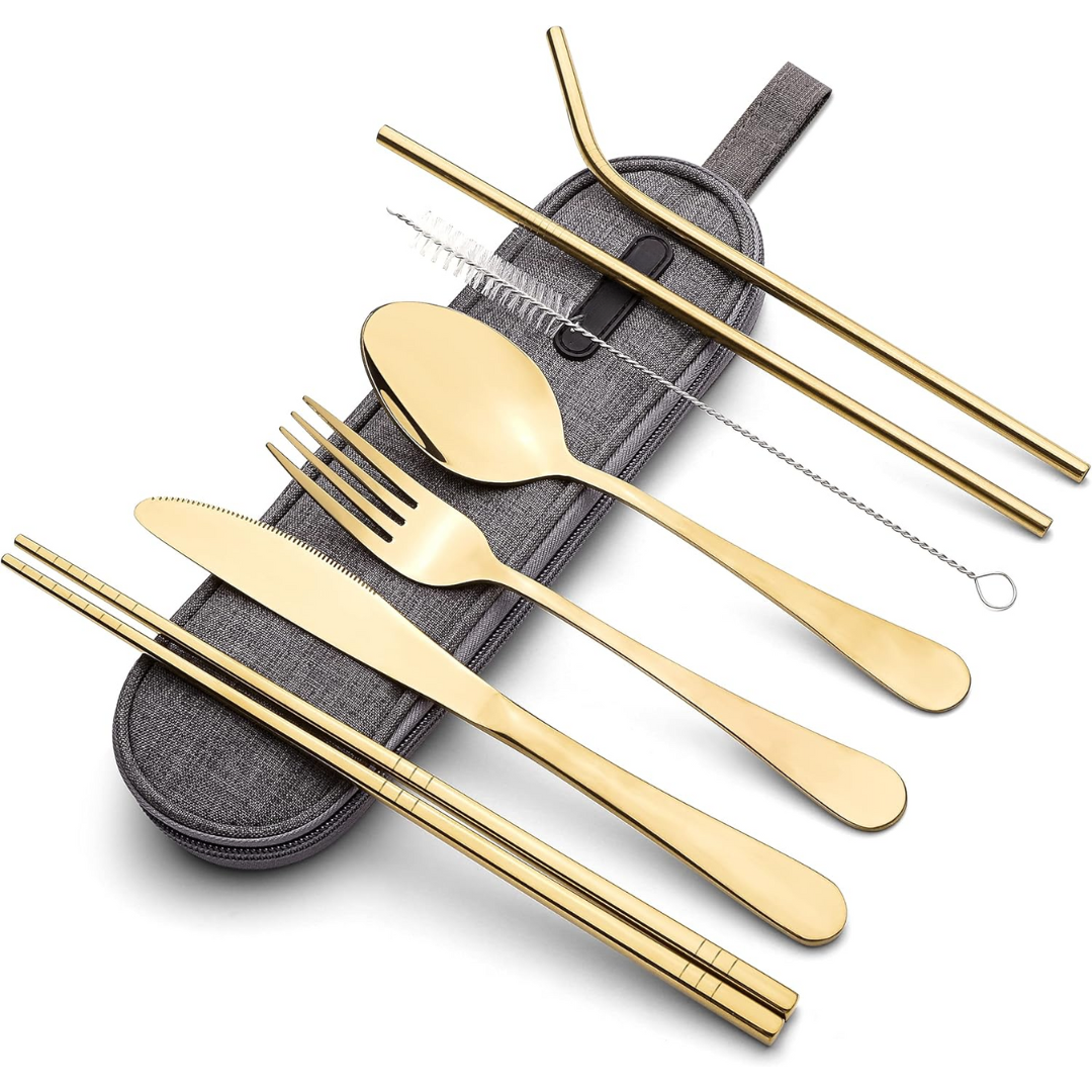 Goldenes Besteckset aus Edelstahl mit Strohhalm und Etui, umweltfreundlich, wiederverwendbar.
