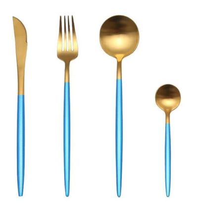 Goldenes Besteckset mit blauen Griffen, Messer, Gabel, Löffel, Teelöffel, Edelstahl, modern.