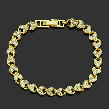 Goldenes Armband mit Herzdesign und Diamantbesatz, eleganter Schmuck für Damen.