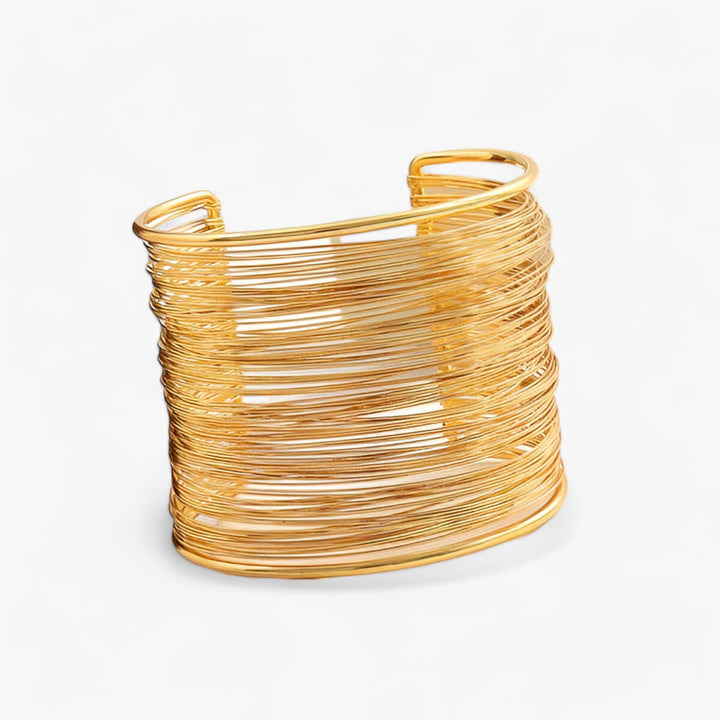 Goldenes Armreif aus Draht, breites Design, eleganter Schmuck, modisches Accessoire.