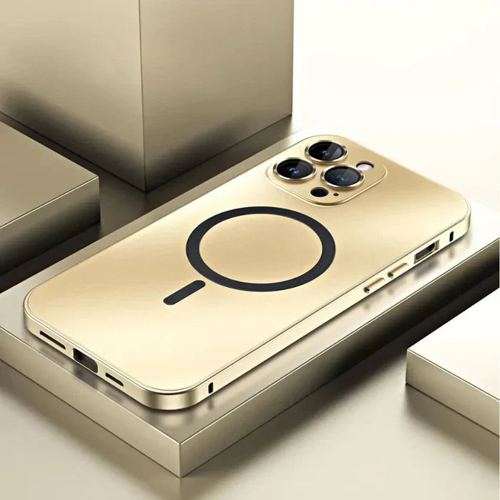 Goldenes iPhone mit MagSafe-Hülle, dreifache Kamera, modernes Design, auf Metalloberfläche.