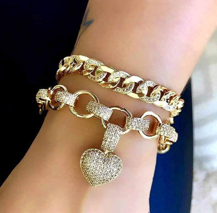 Goldenes Schmuckset mit Zirkonia, Herzanhänger, Kette und Armband, luxuriös, modisch.