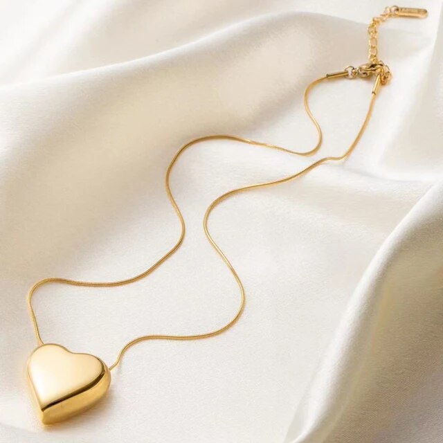 Goldene Herz-Halskette auf Seide, eleganter Schmuck, Damenaccessoire, Geschenkidee.