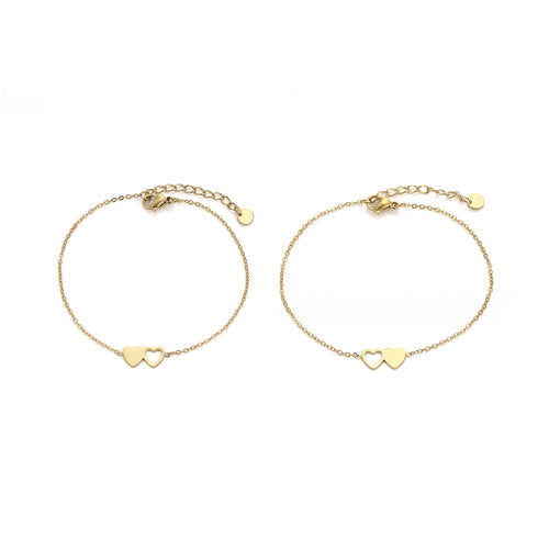Zwei goldene Armbänder mit Herzanhängern, filigranes Design, Schmuck für Damen.