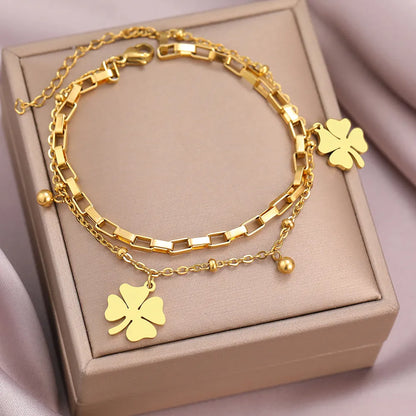 Goldenes Armband mit Kleeblatt-Anhänger, modisches Schmuckstück, Geschenkidee für Damen.