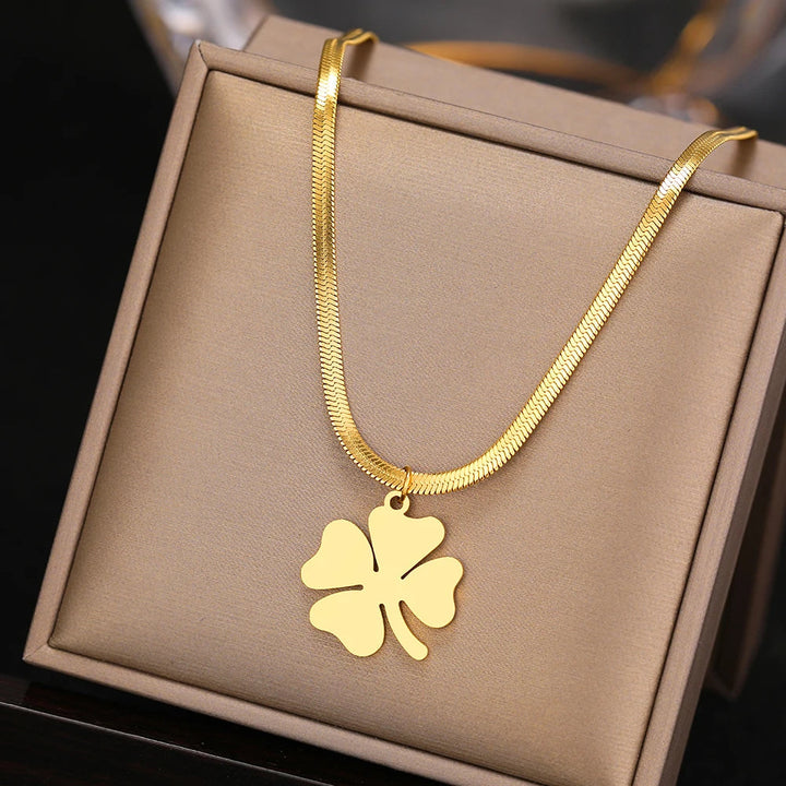 Goldene Halskette mit Kleeblatt-Anhänger, Schmuck, Glücksbringer, Geschenkidee, elegant.