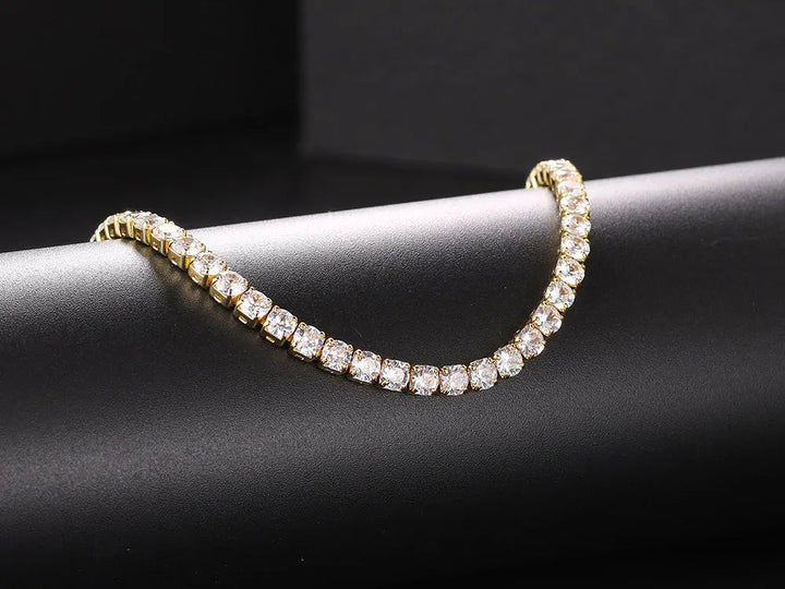 Goldenes Tennisarmband mit Diamanten, luxuriöses Schmuckstück, elegantes Design, Geschenkidee.