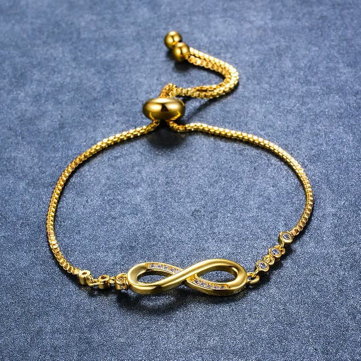 Goldenes Unendlichkeitsarmband mit Zirkonia, verstellbar, elegantes Schmuckstück für Damen.