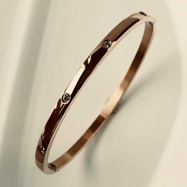 Goldenes Edelstahl-Armband mit Zirkon, wasserdicht, luxuriöses Design für Damen.