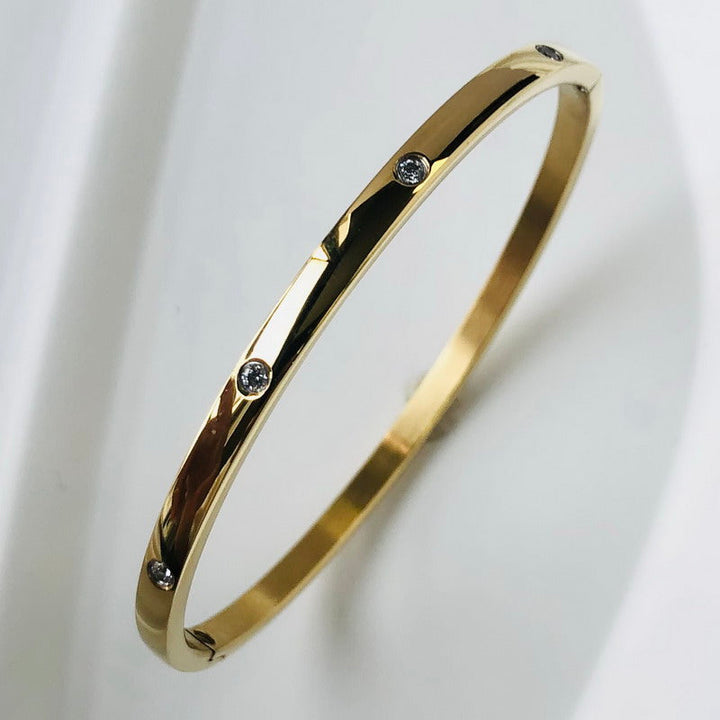 Goldenes Edelstahl-Armband mit Zirkonia, wasserdicht, luxuriöses Design für Damen.