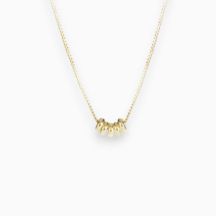 Goldene Halskette mit fünf Ringen, elegantes Schmuckdesign, Damenaccessoire, modisch.