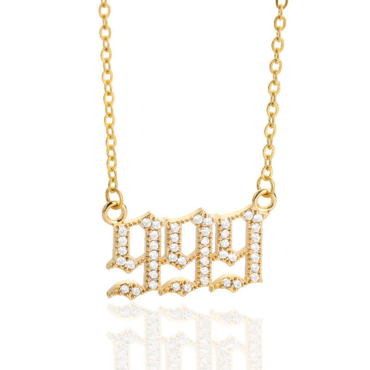 Goldene Halskette mit diamantbesetztem Anhänger, stilvoller Schmuck, modisches Accessoire.