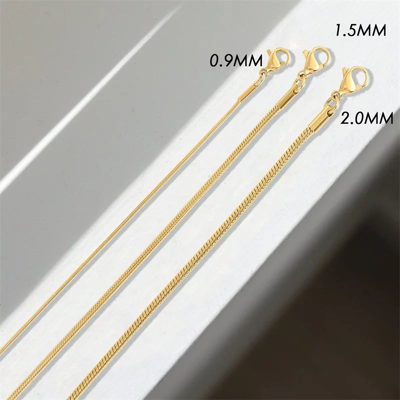 Drei goldene Halsketten mit Karabinerverschluss, verschiedene Stärken: 0,9mm, 1,5mm, 2,0mm.