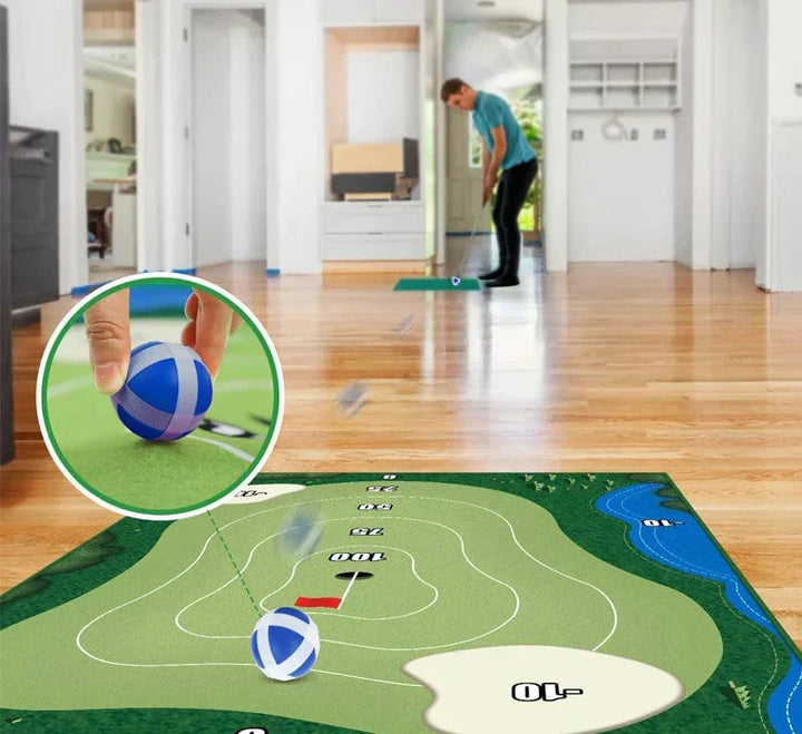 Mann spielt Golf im Wohnzimmer mit Indoor-Golfset auf grünem Putting-Matte, Holzboden.