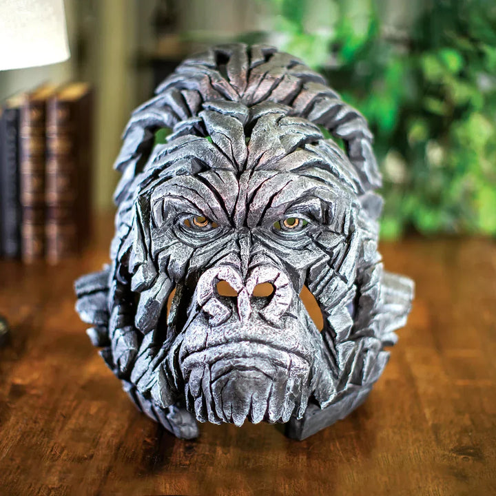 Holzmaske Gorilla-Design, handgeschnitzt, grau, Dekoration, rustikaler Stil, Tischdisplay.