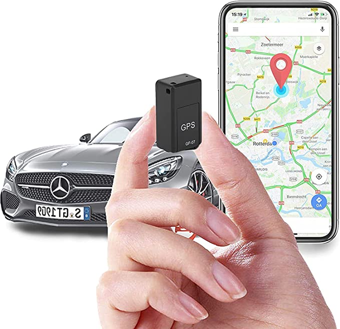 Mini GPS-Tracker, schwarz, in Hand gehalten, vor Auto und Smartphone mit Kartenansicht.
